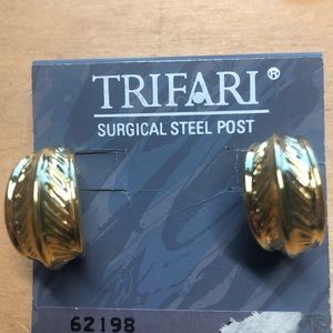 Vintage NEW #62198 TRIFARI Vintage Post Gold Tone Multi Interlink Hoop earring